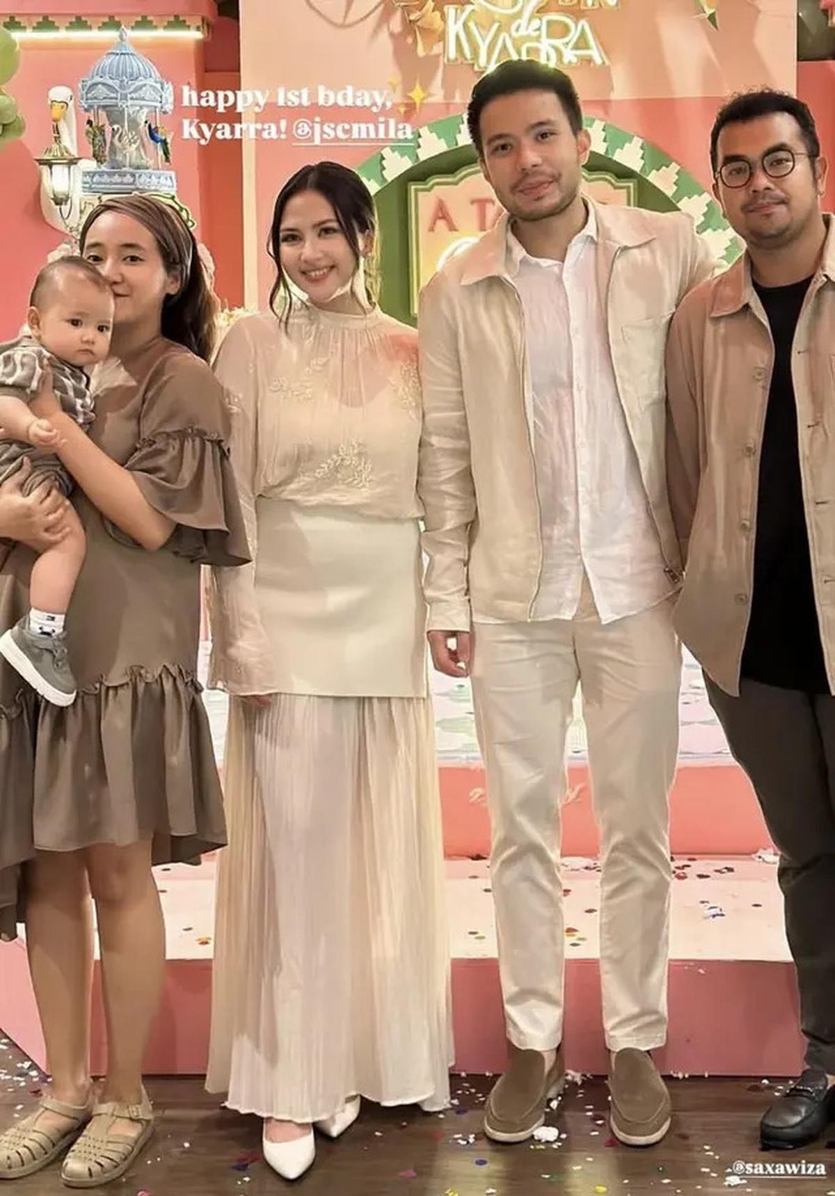Gaya Jessica Mila Rayakan Ulang Tahun Pertama Putrinya dengan Pakaian Bernuansa Ivory Senada Bersama Suami