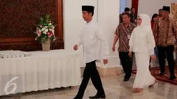 Presiden Jokowi bersama Ibu Negara, Iriana saat tiba di Istana Negara, Jakarta, Kamis (18/6/2015). Jokowi mengundang 400 anak yatim dari 12 panti asuhan yang ada di Jabodetabek untuk berbuka puasa di hari pertama Ramadan. (Liputan6.com/Faizal Fanani)