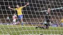 Kiper Paraguay, Antony Silva kecewa saat gagal menghalau gol Philippe Coutinho  pada laga Kualifikasi Piala Dunia 2018 zona Conmebol di Arena Corinthians Stadium,  Sao Paulo, Brasil, Selasa (28/3/2017). Brasil menang 3-0. (AP/Andre Penner)