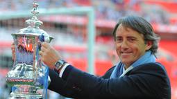 Roberto Mancini. Memiliki durasi yang sama dengan Sven Goran Eriksson di Lazio yaitu selama 3 musim, mulai 1997/1998 hingga 1999/2000. Sebagai manajer telah menangani 6 klub, Fiorentina, Lazio, Inter Milan, Manchester City, Galatasaray dan Zenit serta Timnas Italia. (AFP/Andrew Yates)
