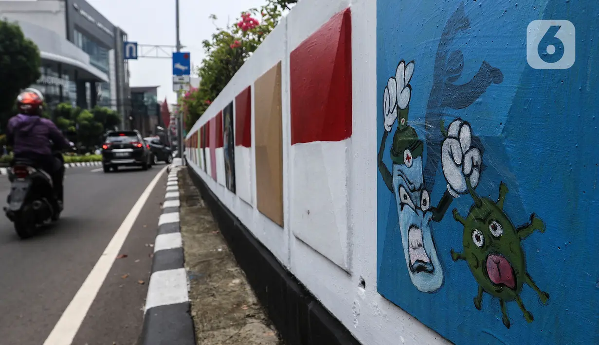 Warga melintasi mural sosialisasi bahaya COVID-19 di Jalan Sultan Iskandar Muda, Jakarta, Rabu (23/9/2020). PSBB pengetatan sepekan terakhir ini belum efektif menurunkan angka jumlah harian Covid-19 di DKI yang tercatat bertambah 1.122 kasus di ibu kota pada Selasa (22/9). (Liputan6.com/Johan Tallo)
