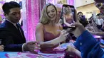 Margot Robbie memberikan tanda tangan untuk para penggemar saat acara karpet merah muda untuk film "Barbie" di Seoul, Korea Selatan, Minggu, 2 Juli 2023. Film tersebut akan dirilis di negara tersebut pada 19 Juli. (AP Photo/Ahn Young- joon)