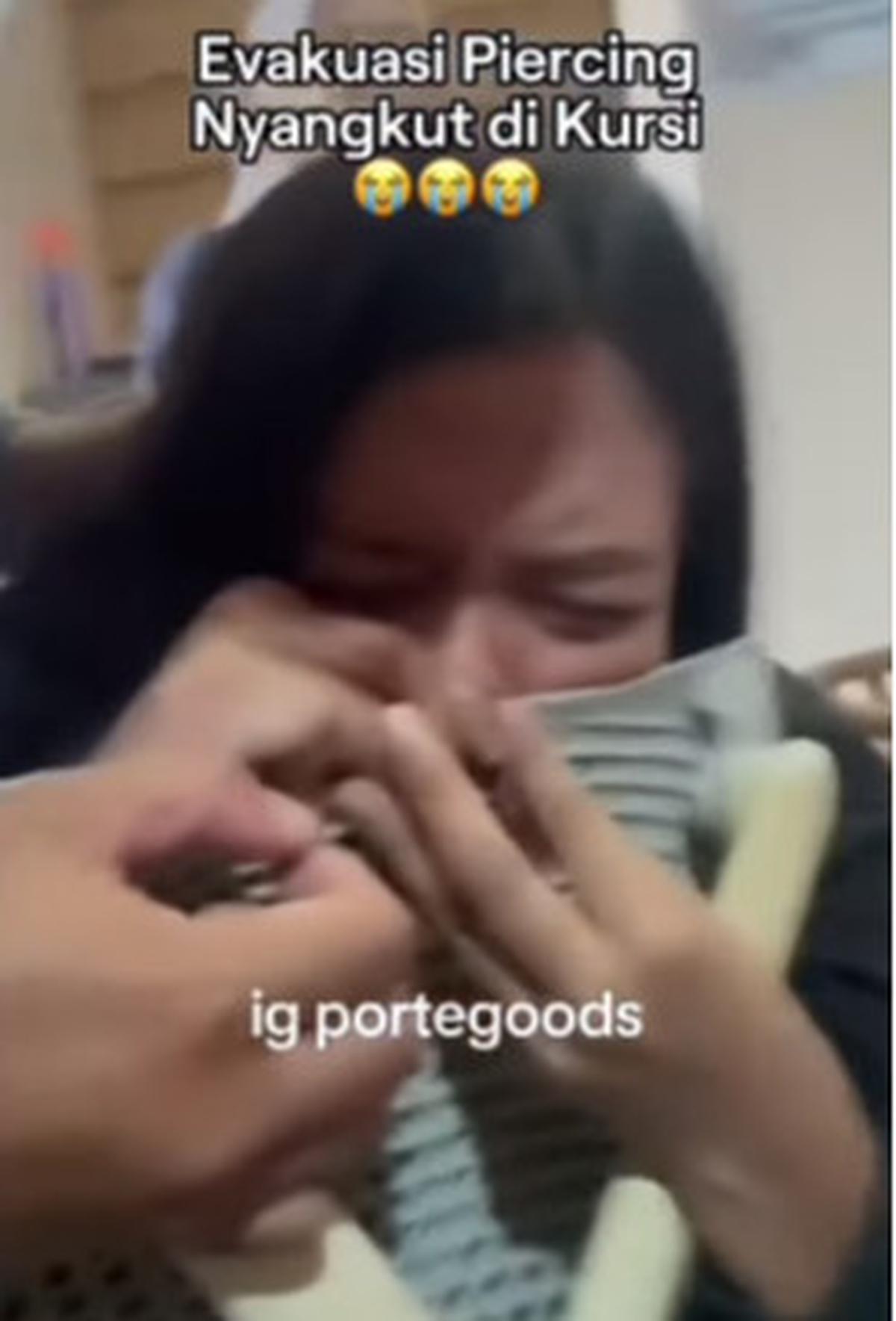 Kocak, Anting Wanita Ini Nyangkut di Kursi Langsung Dievakusi ke Kantor Damkar