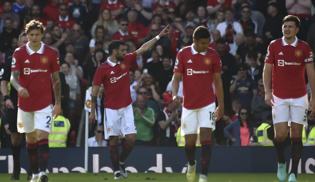 Selebrasi gelandang Manchester United, Bruno Fernandes (kedua kiri) setelah mencetak gol kedua ke gawang Fulham pada laga pekan terakhir Liga Inggris 2022/2023 di Old Trafford Stadium, Manchester (28/5/2023). (AP Photo/Rui Vieira)