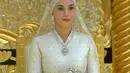 Anisha Rosnah tampil mengenakan tiara berlian yang sebelumnya pernah dikenakan oleh Putri Azemah, saudara perempuan Pangeran Abdul Mateen. Tiara ini dikenakan di atas kerudung yang menutupi rambutnya. [Foto: Instagram/thebridestory]