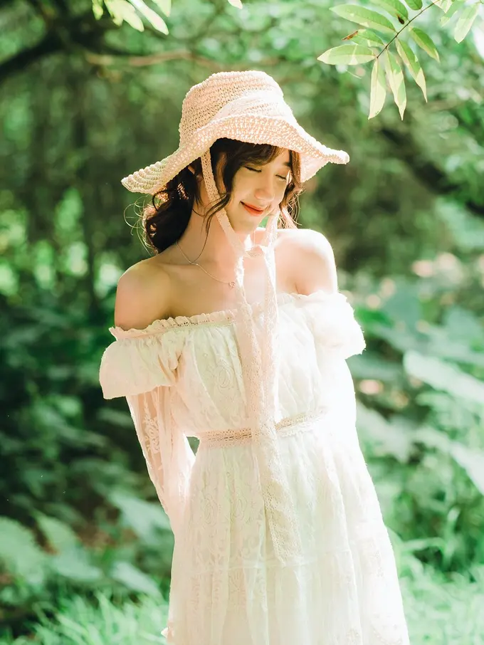 manis tersenyum santai bahagia