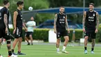 Pemain Argentina Nicolas Otamendi, Paulo Dybala, Alejandro Gomez dan Rodrigo De Pau bercanda selama sesi latihan menjelang lanjutan kualifikasi Piala Dunia 2022 di Ezeiza, Buenos Aires, 26 Januari 2022. Argentina akan bermain tandang kontra Chile pada Jumat, 28 Januari 2022. (ALEJANDRO PAGNI/AFP)