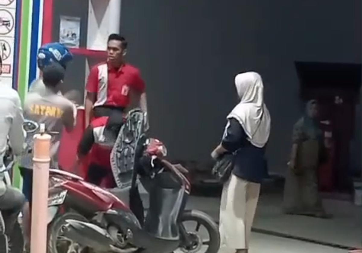 Adu jotos petugas SPBU di Maros dengan pemotor. (tangkapan layar video).