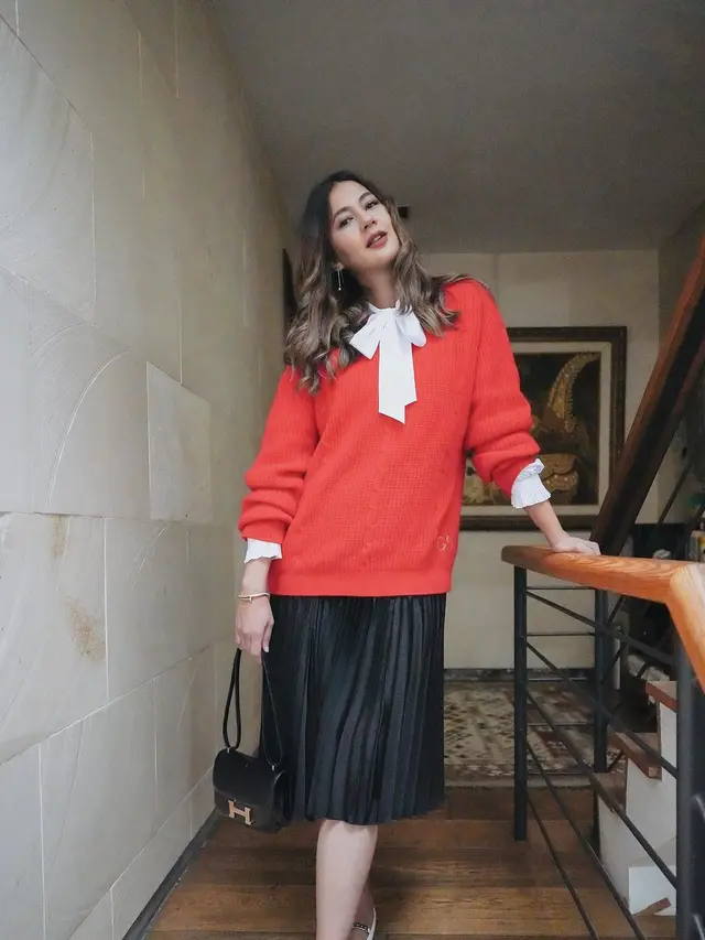7 Gaya Seleb Pakai Busana Warna Merah Khas Imlek, Bisa Jadi Inspirasi