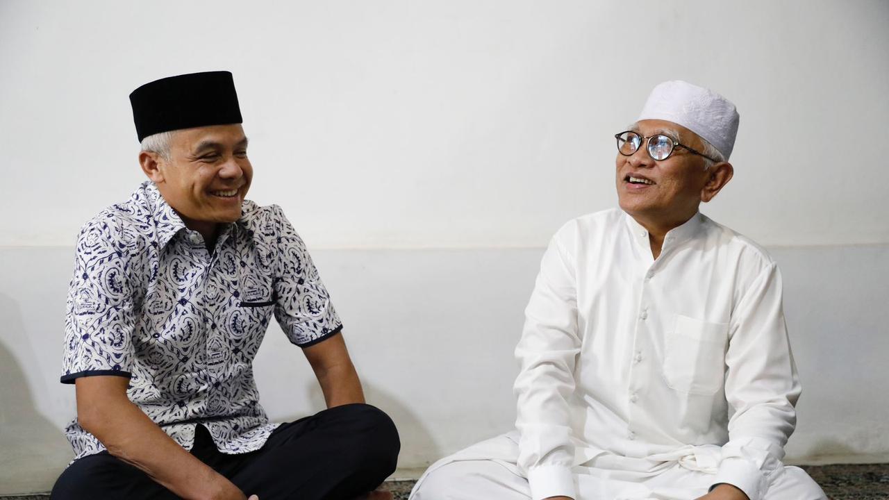 Gubernur Jawa Tengah Ganjar Pranowo, sowan ke KH Mustofa Bisri  atau Gus Mus di Pondok Pesantren Raudlatut Thalibin, Leteh, Kecamatan Rembang, Kabupaten Rembang, Rabu (3/5) pagi (Istimewa)