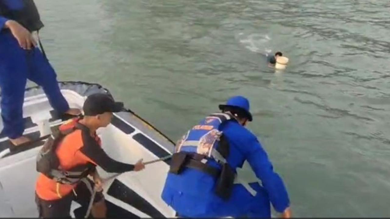 Tim SAR Berhasil Evakuasi Nelayan Korban Kapal Tenggelam di Pulau Lampu