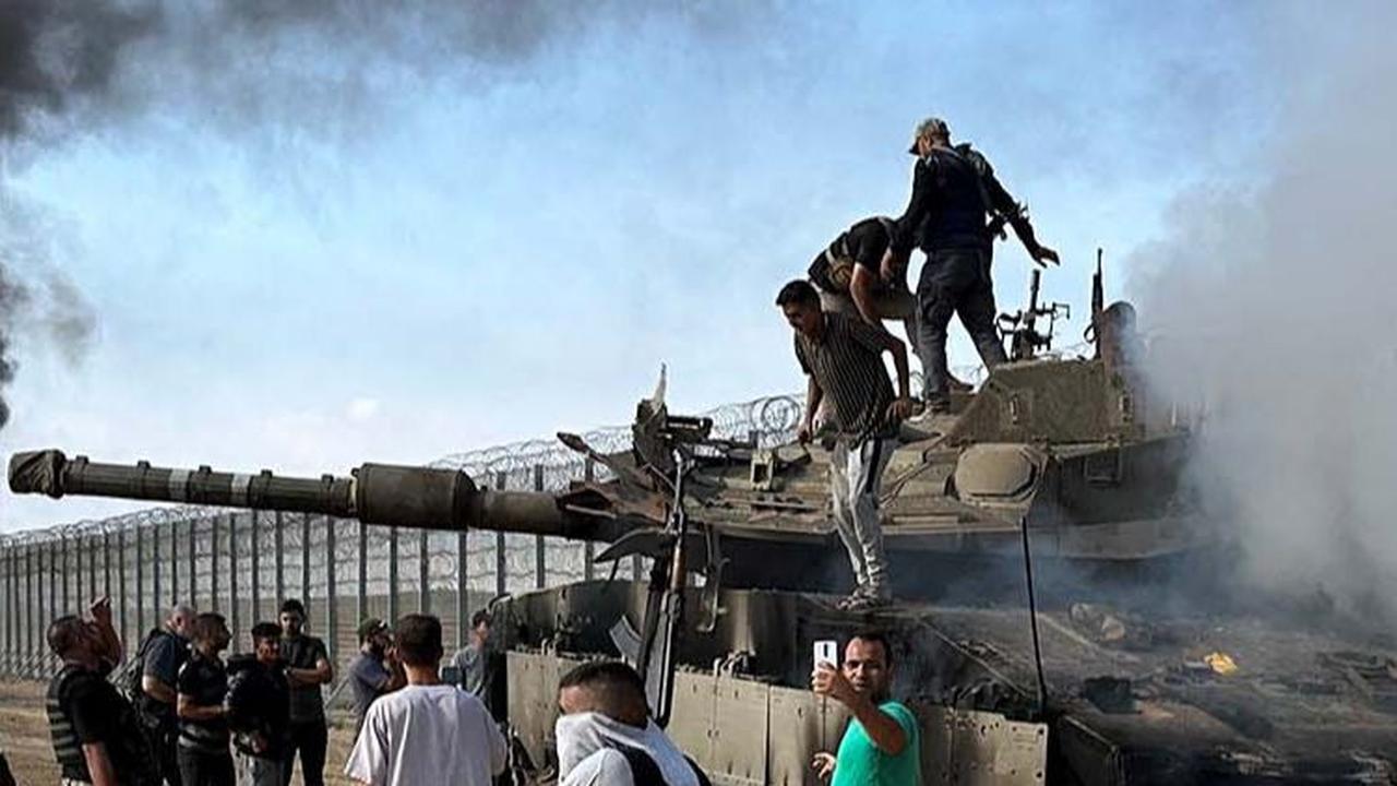 FOTO: Panas! Momen Pasukan Hamas Palestina Hancurkan Tank dan Rebut Kendaraan Militer Israel