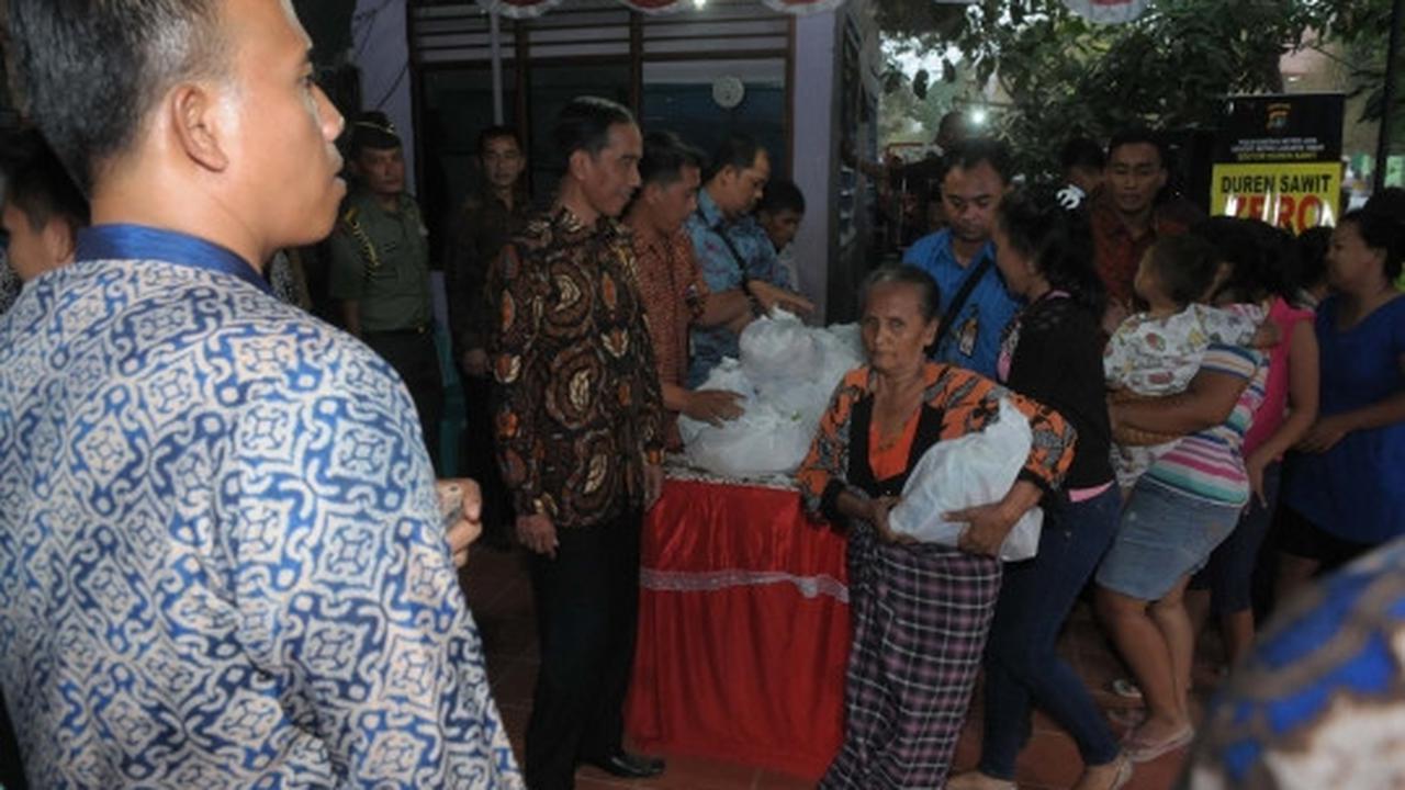 Bagi sembako gratis, Jokowi dikerumuni warga