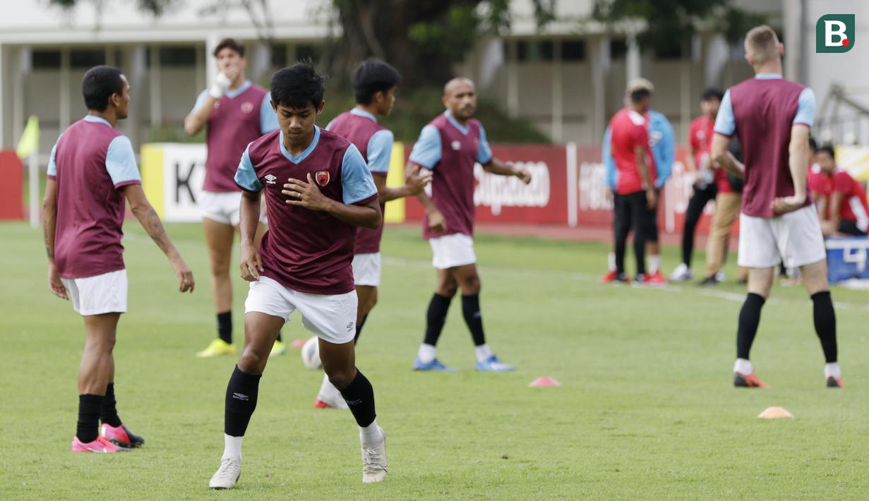 Pemain PSM Makassar, Firza Andika, saat sesi latihan jelang laga Piala AFC di Stadion Madya, Jakarta, (9/3/2020). PSM Makassar akan berhadapan dengan Kaya FC. (Bola.com/M Iqbal Ichsan)