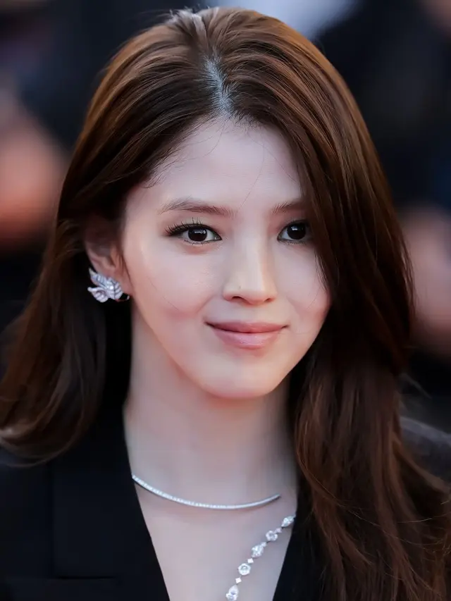 Gaya Fierce Han So Hee di Cannes 2026, Tampil Powerful dengan Blazer Hitam Dior