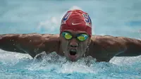 Perenang Indonesia, Triady Fauzi, berlatih di Tirta Arum Swimming Pool Badung, Bali, Jumat (7/7/2017). Pemusatan latihan nasional ini dilakukan untuk persiapan jelang SEA Games 2017 Malaysia. (Bola.com/Vitalis Yogi Trisna)