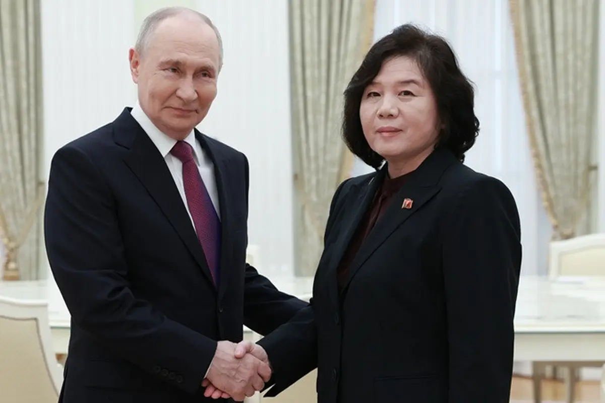 Presiden Rusia Vladimir Putin berjabat tangan dengan Menteri Luar Negeri Korea Utara Choe Son Hui saat bertemu di Kremlin, Moskow, Minggu (19/7/2026).