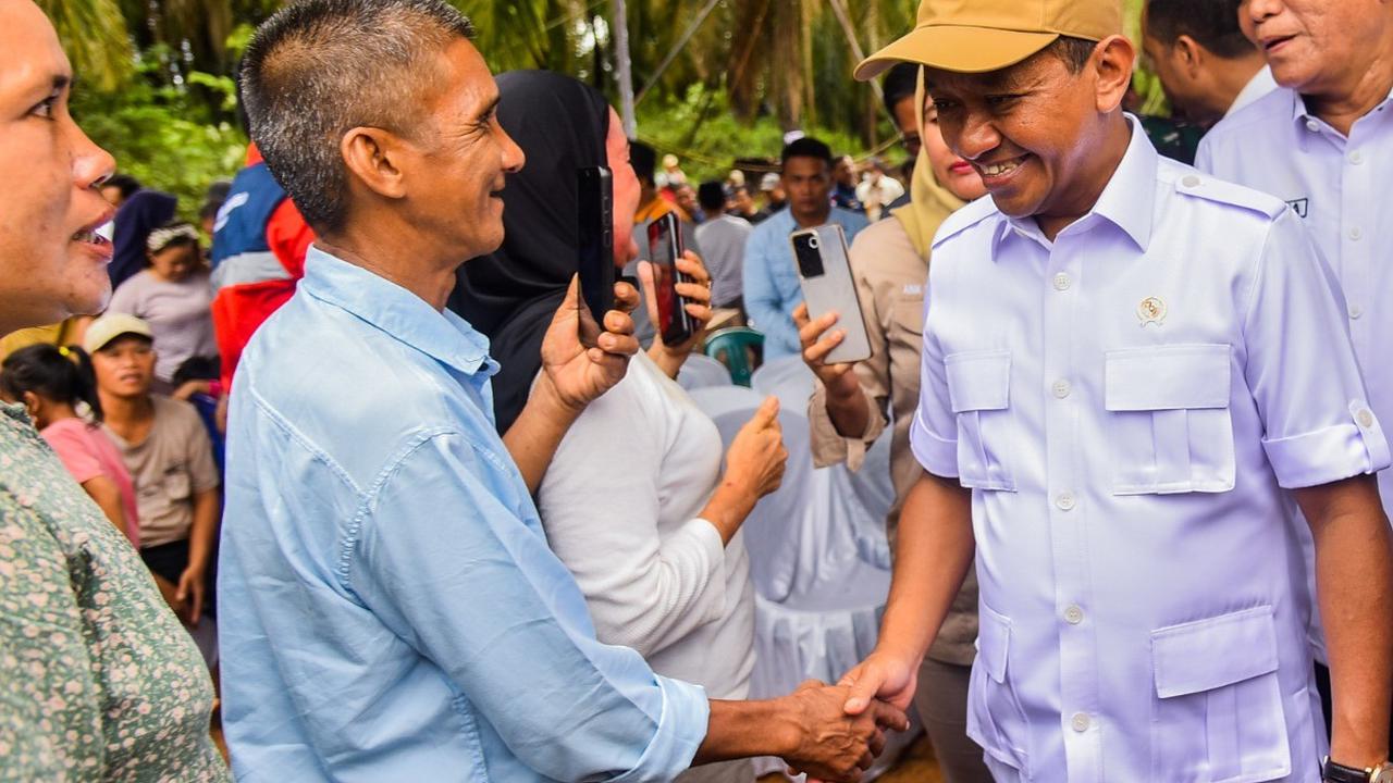 Menteri Energi dan Sumber Daya Mineral Indonesia Bahlil Lahadalia saat mengunjungi sumur minyak tradisional Desa Mekar Sari, Kabupaten Musi Banyuasin, Sumatera Selatan