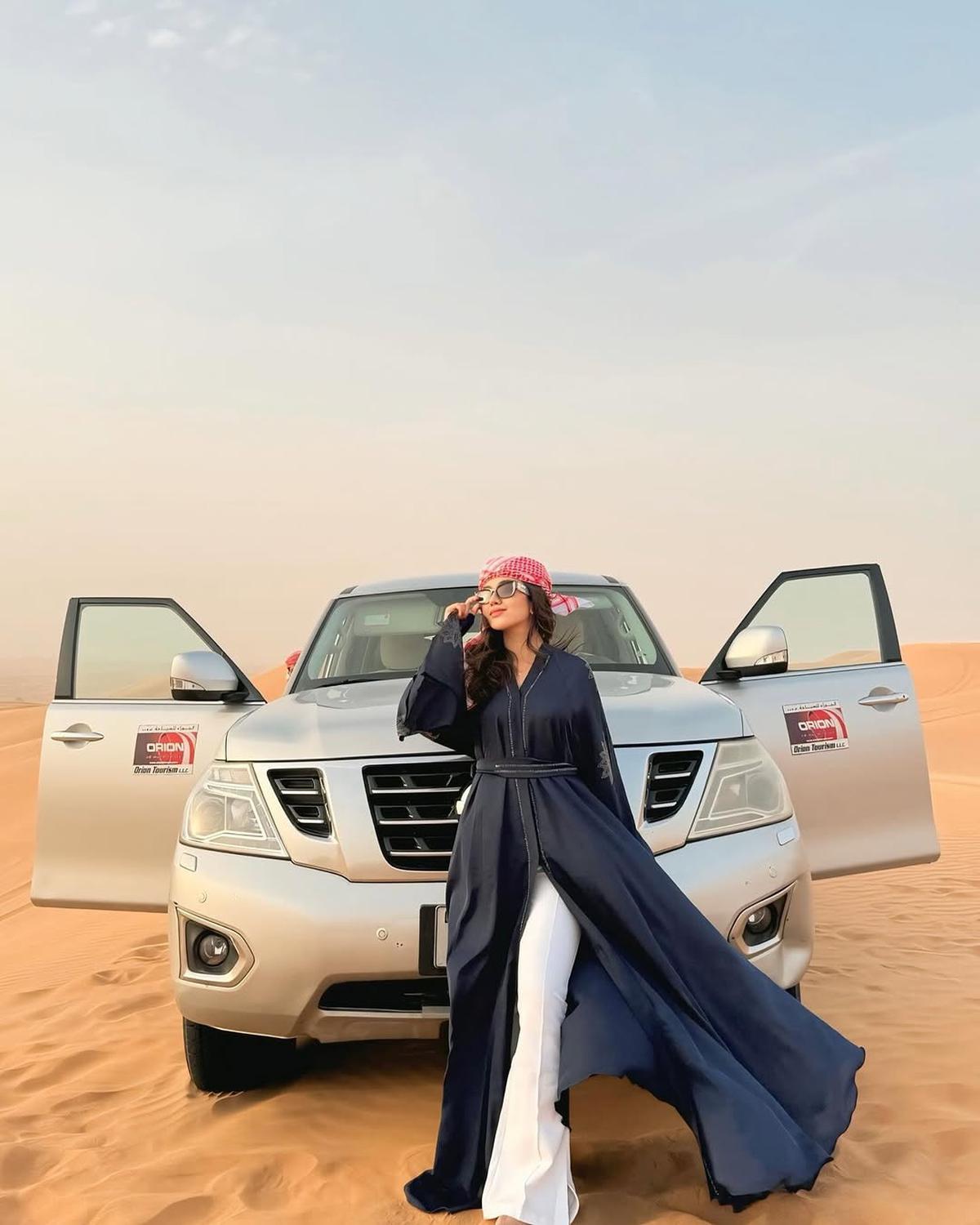5 Potret Mayang Lucyana saat Liburan di Gurun Pasir Dubai