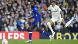 Penyerang Leeds United Raphinha berebut bola dengan bek Chelsea Antonio Rudiger dalam laga tunda pekan ke-33 Liga Inggris 2021/2022 di Stadion Elland Road, Kamis (12/5/2022) dini hari WIB. Chelsea menang telak 3-0 atas Leeds United. (AP Photo/Jon Super)