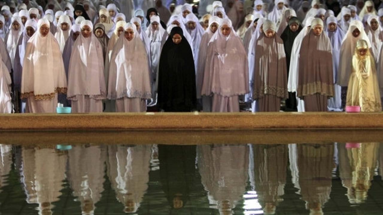 Kekhusyukan muslim Thailand salat tarawih di Masjid Pattani