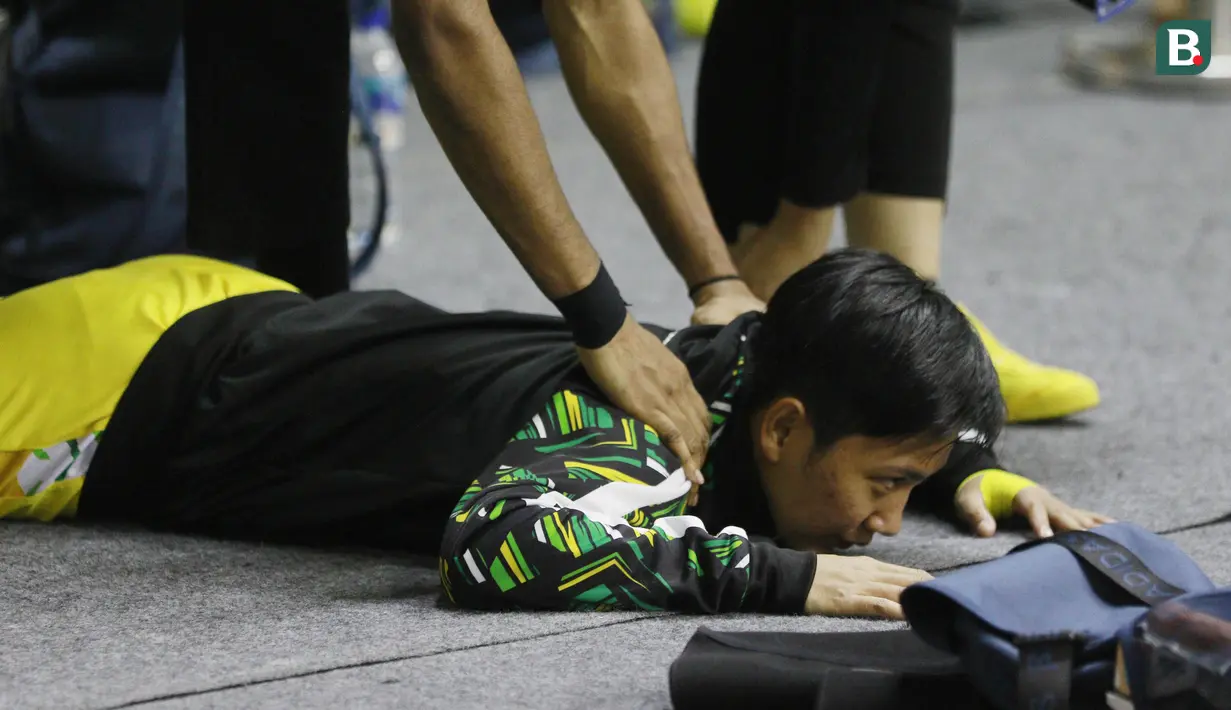 Pevoli Gresik Petrokimia Pupuk Indonesia, Siti Munawaroh, dipijat fisioterapis sebelum laga melawan Bandung BJB Tandamata pada final four PLN Mobile Proliga 2022 di Padepokan Bola Voli Sentul, Jumat (11/3/2022). (Bola.com/M Iqbal Ichsan)