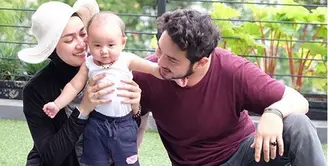 Sejak kecil pesinetron Donny Michael sudah mengarahkan buah hatinya untuk jadi pembalap. Salah satunya, suami dari Aryani Fitria itu memberikan hadiah Alem Isco Zeroun Haub itu yang berhubungan dengan otomotif. (Instagram/donnymichael)