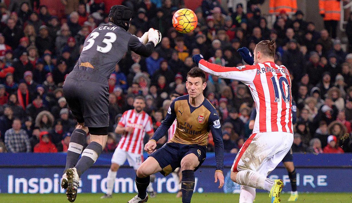 Pemain Arsenal, Laurent Koscielny (tengah) berusaha menghalau bersama kiper Arsenal, Peter Cech pada lanjutan Liga Premier Inggris di Stadion Britannia, Stoke-on-Trent, Minggu (17/1/2016).  (AFP Photo/Oli Scarff)  
