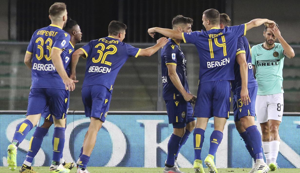 Pemain Hellas Verona hasil imbang melawan Inter Milan pada laga lanjutan Serie A di Stadion Antonio Bentegodi, Jumat (10/7/2020) dini hari WIB. Inter Milan bermain imbang 2-2 atas Hellas Verona. (Paola Garbuio/LaPresse via AP)
