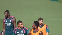 Momen Mbappe dan Vini Jr bergandengan tangan saat sesi latihan Real Madrid