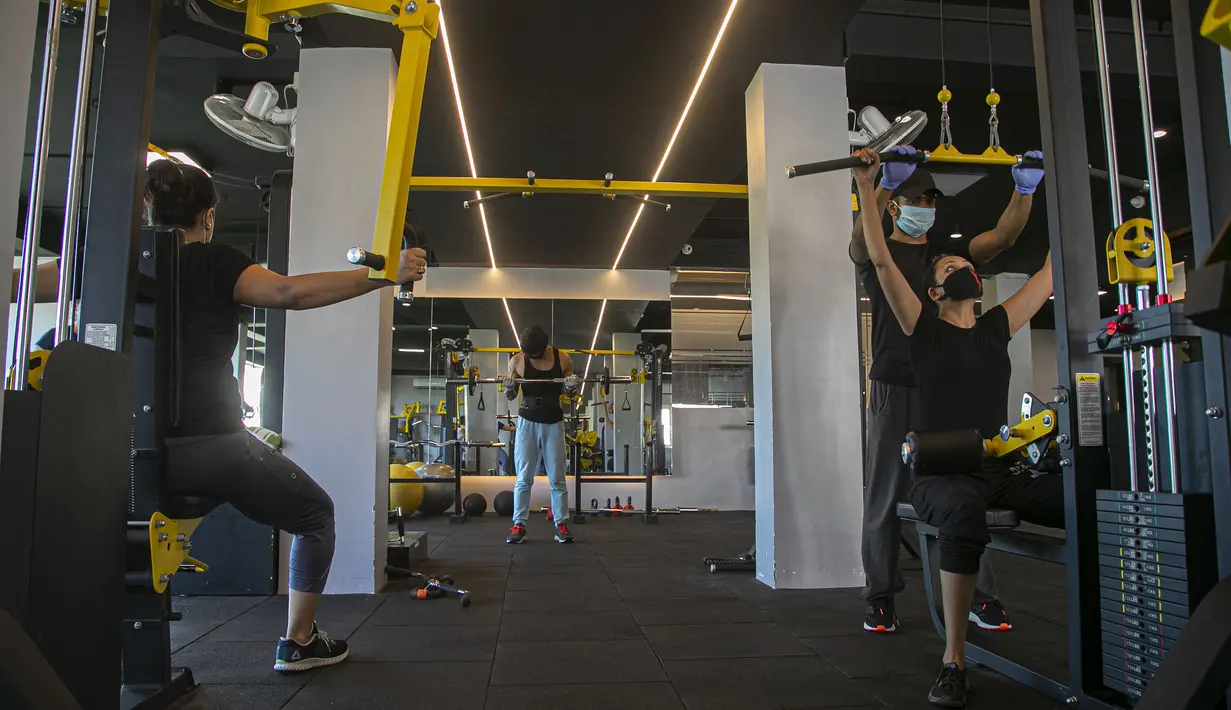 Sejumlah wanita India berolahraga di gym yang dibuka kembali setelah lockdown di Gauhati, India, Rabu, (5/8/2020). India memiliki jumlah virus coronavirus tertinggi ketiga di dunia setelah Amerika Serikat dan Brasil. (AP Photo/Anupam Nath)
