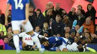 Reaksi pemain Everton, Andre Gomes (tengah), setelah ditekel pemain Tottenham Hotspur, Son Heung-min, pada laga di Goodison Park, Minggu (3/11/2019). (AFP/Oli Scarff)