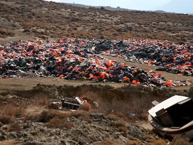 Ribuan jaket pelampung yang digunakan oleh para imigran dan pencari suaka tertumpuk di tempat pembuangan sampah di Mithymna, pulau Lesbos, Rabu (5/10). Para imigran mendarat di Yunani untuk mencari kehidupan baru di Eropa. (REUTERS/Alkis Konstantinidis)