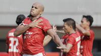 Striker Baru Persija, Reinaldo, melakukan selebrasi usai mencetak gol ke gawang Persiba pada laga Liga 1 di Stadion Patriot, Bekasi, Jumat  (12/8/2017). Persija menang 2-0 atas Persiba. (Bola.com/M Iqbal Ichsan)