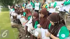 Para murid SDN Pamarican 2 Serang melakukan sebar sejuta ikan di danau Tasikardi, Serang Baten, Sabtu (28/5). Jurnalis Joran Indonesia (Jojoners) dan PT Hero Supermarket Tbk mengadakan gerakan kepedulian sosial dan lingkungan. (Liputan6.com/Angga Yuniar)