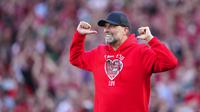 Pelatih Liverpool, Jurgen Klopp,  saat seremoni perpisahan setelah laga melawan Wolverhampton Wanderers pada pekan terakhir Liga Inggris di Stadion Anfield, Minggu (19/05/2024). (AP Photo/Jon Super)