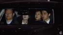 Mantan Presiden Korea Selatan, Park Geun-hye bersama penyidik meninggalkan kantor kejaksaan menuju rumah tahanan di Seoul selatan, Jumat (31/3). Park ditahan atas tuduhan menerima suap dan penyalahgunaan wewenang. (Chung Sung-Jun/Pool photo via AP)
