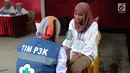 Petugas Kelompok Penyelenggara Pemungutan Suara (KPPS) menjalani pemeriksaan kesehatan oleh petugas medis Puskesmas saat pemungutan suara ulang di TPS 49 Rengas, Ciputat Timur, Tangsel, Rabu (24/4). Pemeriksaan untuk antisipasi menurunnya kesehatan fisik akibat kelelahan. (merdeka.com/Arie Basuki)