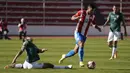 Pemain Bolivia Roberto Fernandez (kiri) jatuh saat pemain Paraguay Juan Escobar berlari dengan bola pada pertandingan kualifikasi Piala Dunia 2022 di Stadion Hernando Siles, La Paz, Bolivia, Kamis (14/10/2021). Bolivia menang 4-0. (Javier Mamani/Pool via AP)