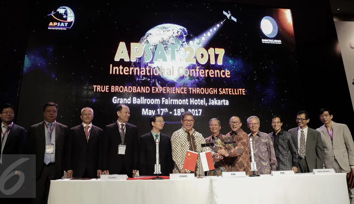 Menkominfo Rudiantara (tengah) menyaksikan penandatangan MoU pembangunan Satelit PSN VII di Jakarta, Rabu (17/5). Pembangunan satelit tersebut menjadi salah satu proyek untuk mewujudkan kemandirian teknologi di Indonesia. (Liputan6.com/Faizal Fanani)