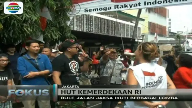 Antusiasme Bule Ikuti Lomba Makan Kerupuk hingga Pecahkan Balon  