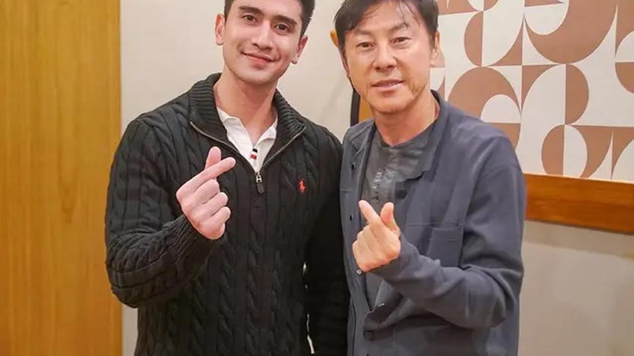 7 Potret Shin Tae-yong Dinner Bareng Verrell Bramasta, Ngobrol Hal Penting