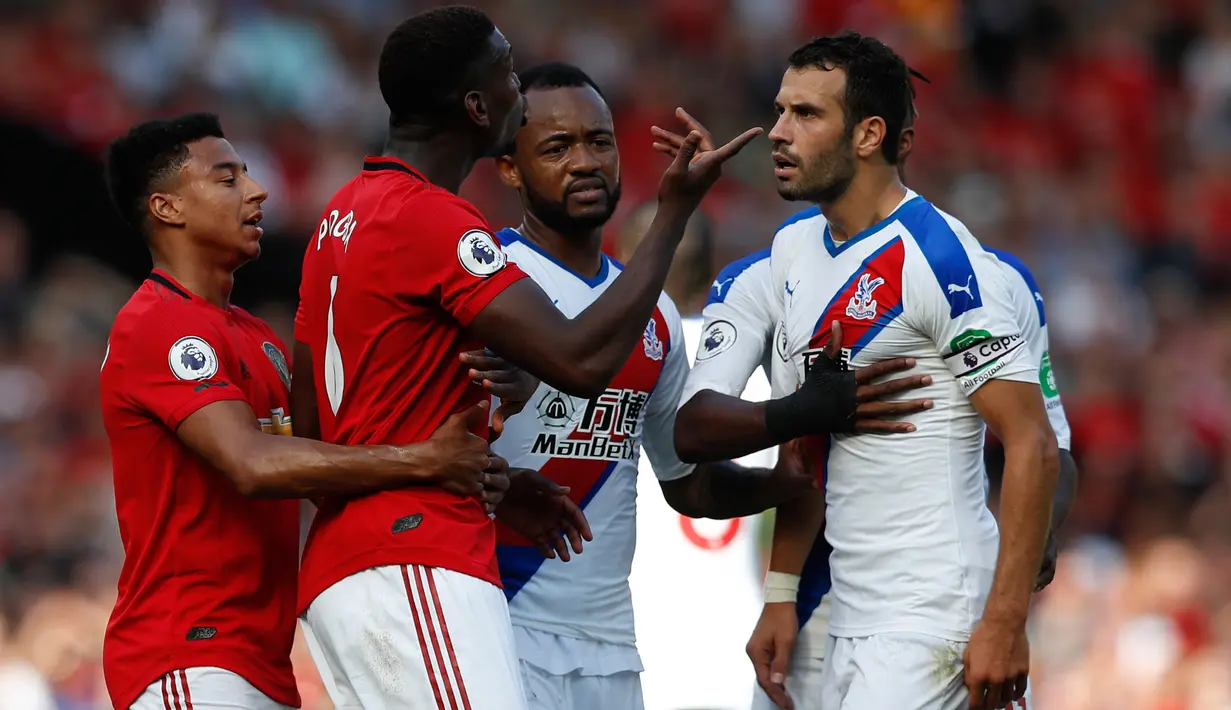 Pemain Manchester United (MU) Paul Pogba (kedua dari kiri) berdebat dengan pemain Crystal Palace Luka Milivojevic (kanan) selama pertandingan Liga Inggris di Old Trafford, Manchester, Inggris, Sabtu (24/8/2019). MU kalah dari Crystal Palace dengan skor 1-2. (AP Photo/Alastair Grant)