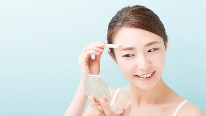 Tips Ciptakan Bentuk Alis yang On Point, Maksimalkan dengan Penggunaan Concealer Yuk!