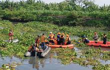 Balita Hanyut di Selokan Saat Mandi Hujan Ditemukan Meninggal, Jasadnya Sangkut di Sungai Penuh Eceng Gondok