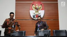 Juru Bicara KPK Febri Diansyah (kiri) bersama Kepala Biro Humas BPK Yudi Ramdan Budiman bersiap memberikan keterangan terkait dugaan suap auditor Badan Pemeriksa Keuangan di Gedung KPK, Jakarta, Jumat (22/9). (Liputan6.com/Helmi Fithriansyah)