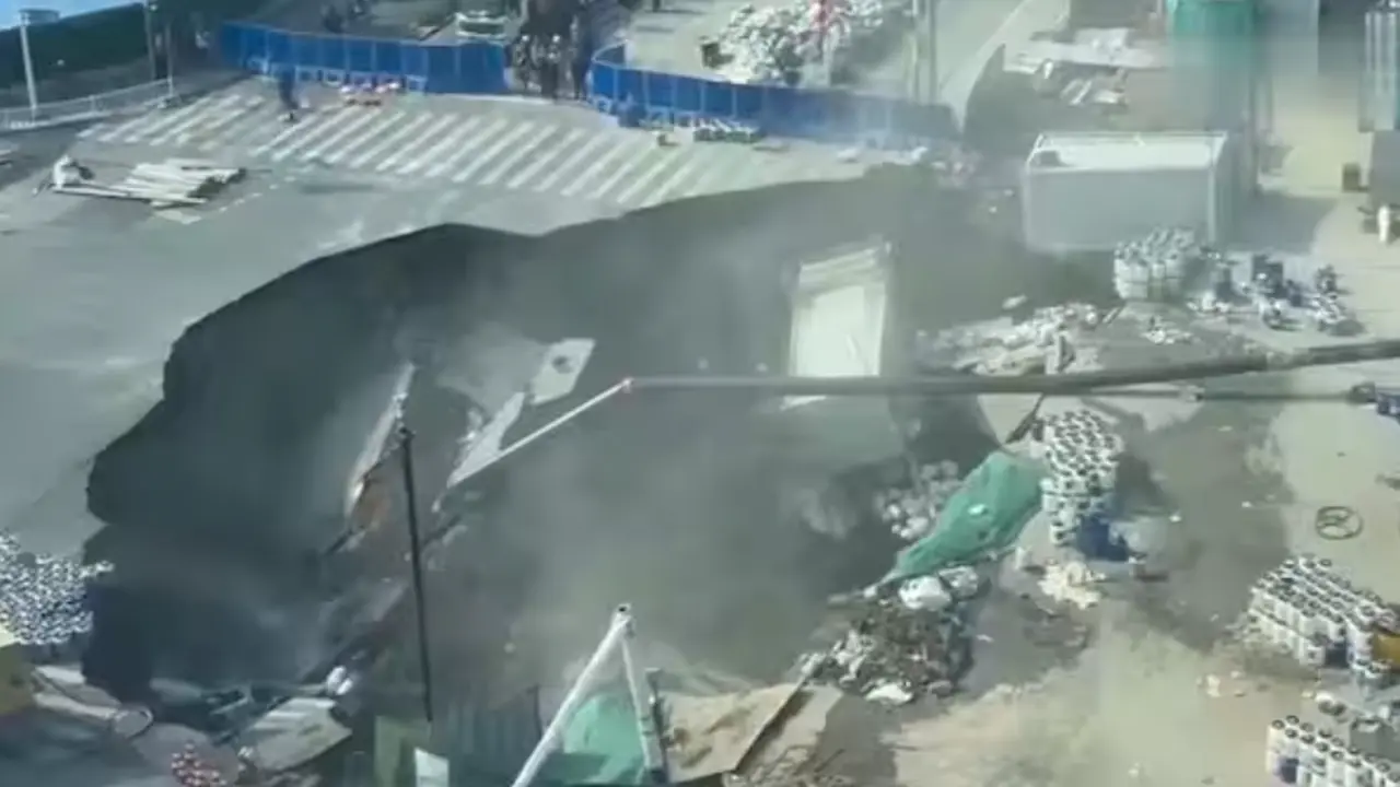 Dalam rekaman video yang beredar di media sosial China, sinkhole dengan lebar 20 meter ini tiba-tiba muncul. (Dok. Istimewa)