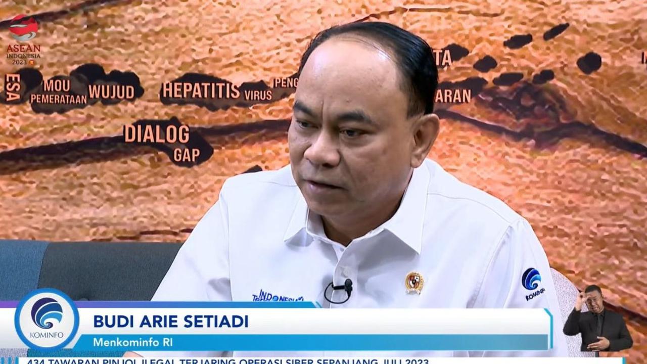Menurutnya, perilaku yang dilakukan bank tersebut merupakan tindakan ilegal lantaran membocorkan sekaligus menjual data pribadi nasabah untuk kepentingan pribadi.