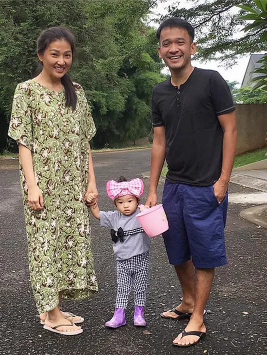 Keluarga kecil yang selalu terlihat hormonis itu menjalani rutinitasnya setiap pagi. Jalan-jalan di sekitar rumahnya demi putrinya, Thalia. Wendah juga terlihat santai dengan daster yang dikenakan. (Instagram/ruben_onsu)