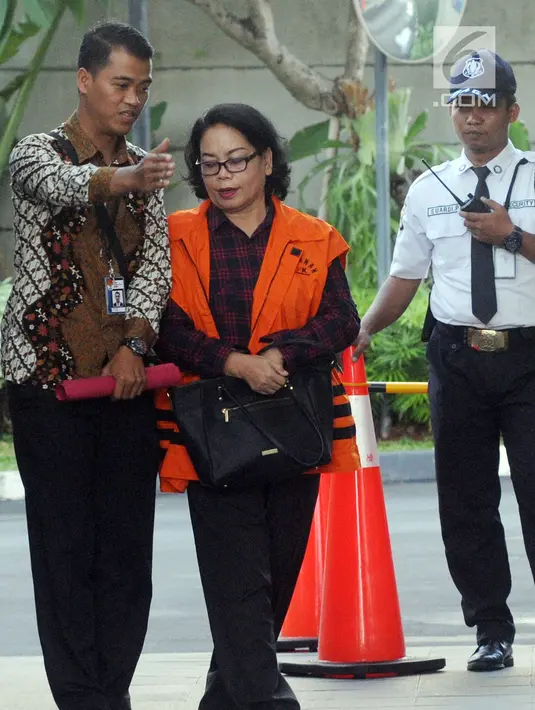 Mantan Anggota DPRD Sumut Arlene Manurung tiba di Gedung KPK, Jakarta, Jumat (4/1). Arlene menjalani pemeriksaan lanjutan terkait dugaan menerima suap. (Merdeka.com/Dwi Narwoko)